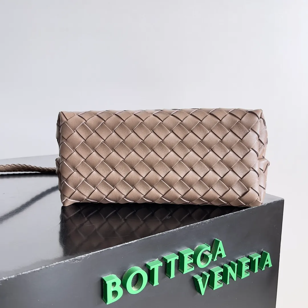 The 2023 new Andiamo batch of 1860 BV has been shipped‼ ️Really popular🔥The new Andiamo woven handbag launched by Bottega Veneta this season is really popular all over the world! ! Celebrities at home and abroad have worn it, and Oscar-winning actress Michelle Yeoh has taken it out on the street. Song Jia, Trai Yara, Yu Feihong, Sanji Ayaka, Rosie Hunting-Whiteley, Yoshioka Riho, etc. have all picked up this bag. It is classic and versatile, showing off its temperament, and the bag capacity is also large, which is very convenient for daily commuting! ! A variety of carrying methods, the shoulder straps can be adjusted by yourself, the original lambskin feels soft and delicate, and the neutral style is made to break gender boundaries and bring a more practical and longer-lasting use experience. Andiamo, which has both elegant and casual styles, perfectly interprets the true appearance of "fashionable old money style". Style number: 743568 Size: 25*22*10.5cm